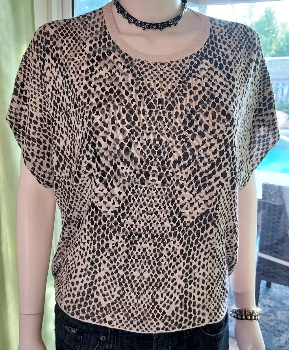 Women’s Black & Cream Leopard Patterned Short Sleeve Raw Edge Top. Sz. GG (XL)